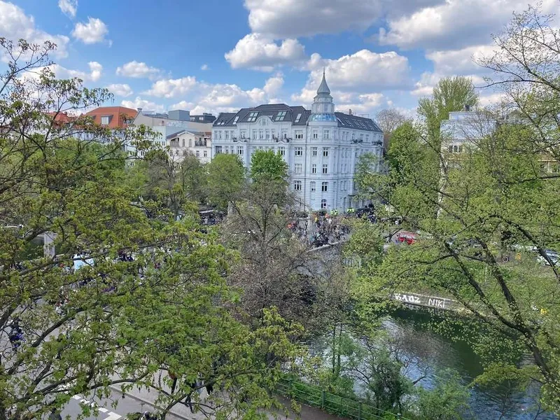 1 Jahr befristet, teilmöbliert. Balkon mit Blick auf den Kanal — photo 1